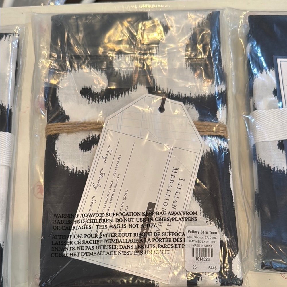 Pottery Barn Teen Black and White Medallion Duvet Cover & 3 shams, Twin size - Picture 3 of 4